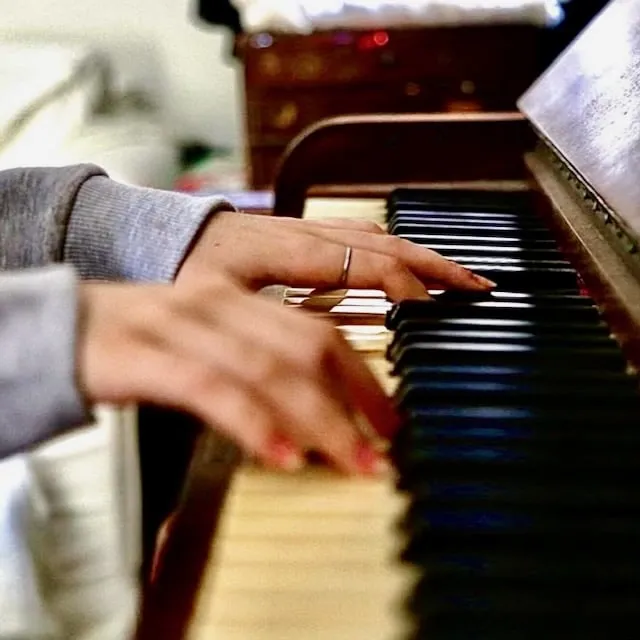 Rubis Music - Au piano